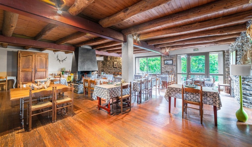 La salle du restaurant de l'Auberge La Patache