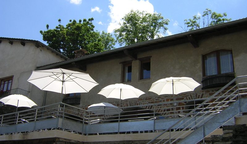 La terrasse au soleil face au Mont Lozère